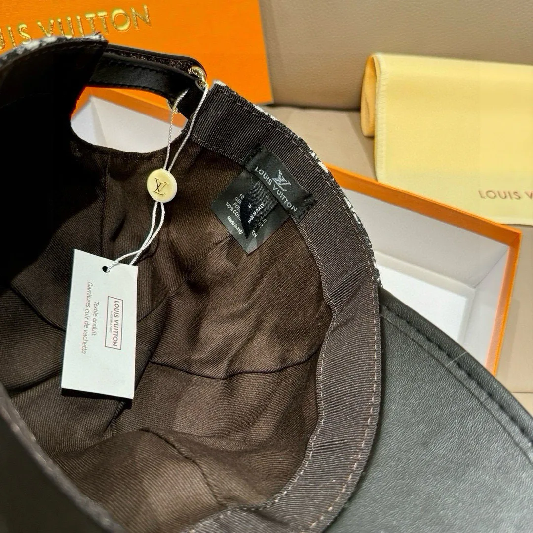 Hats LOUIS VUITTON 18105279