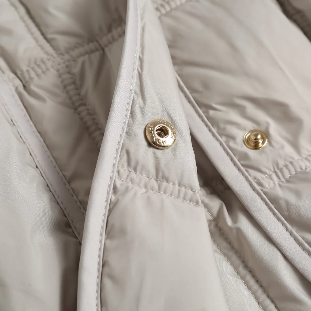 Women's Jackets And Down Jackets MONCLER 17883648