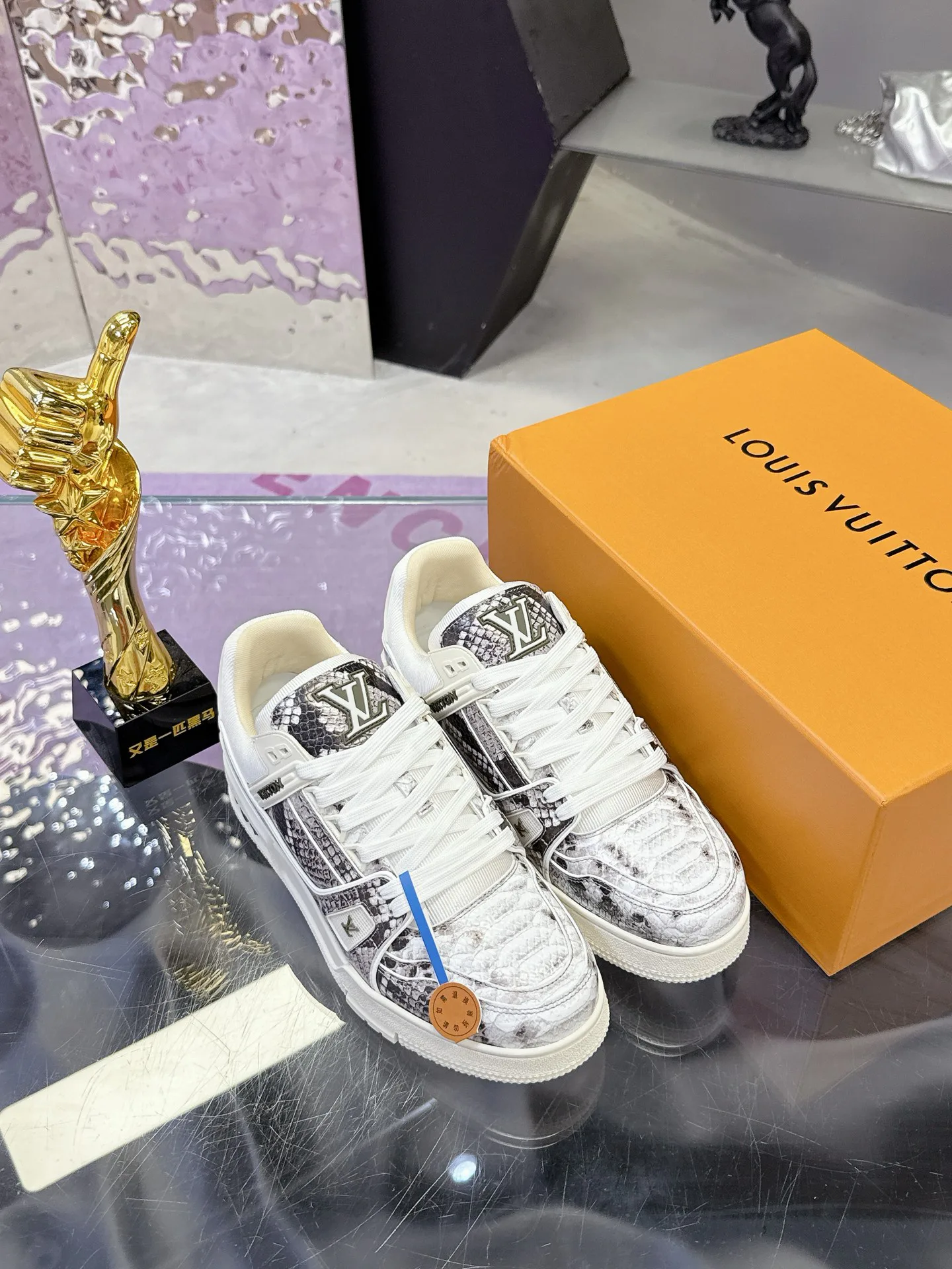 Men's Sneakers LOUIS VUITTON 17530407
