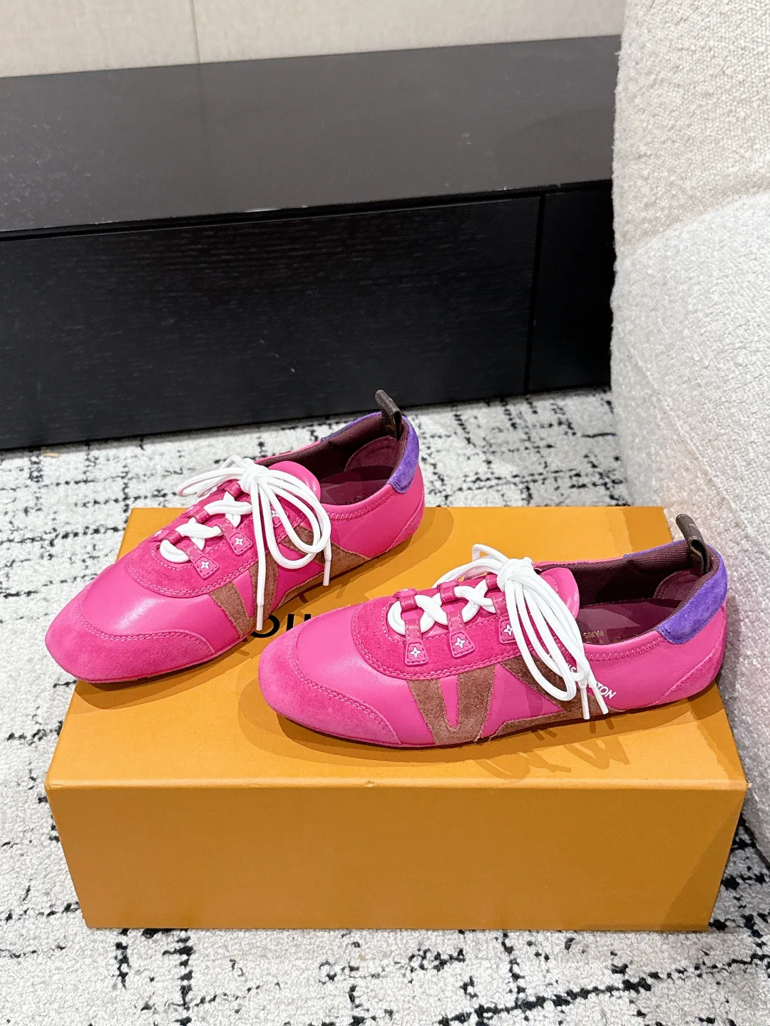 Women's Sneakers LOUIS VUITTON 18409742