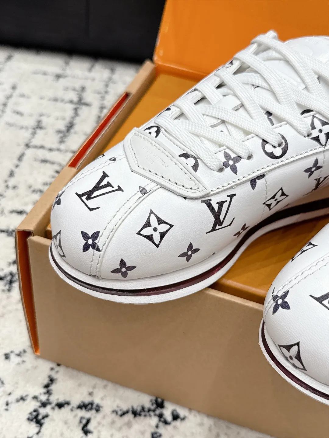 Women's Sneakers LOUIS VUITTON 18406474