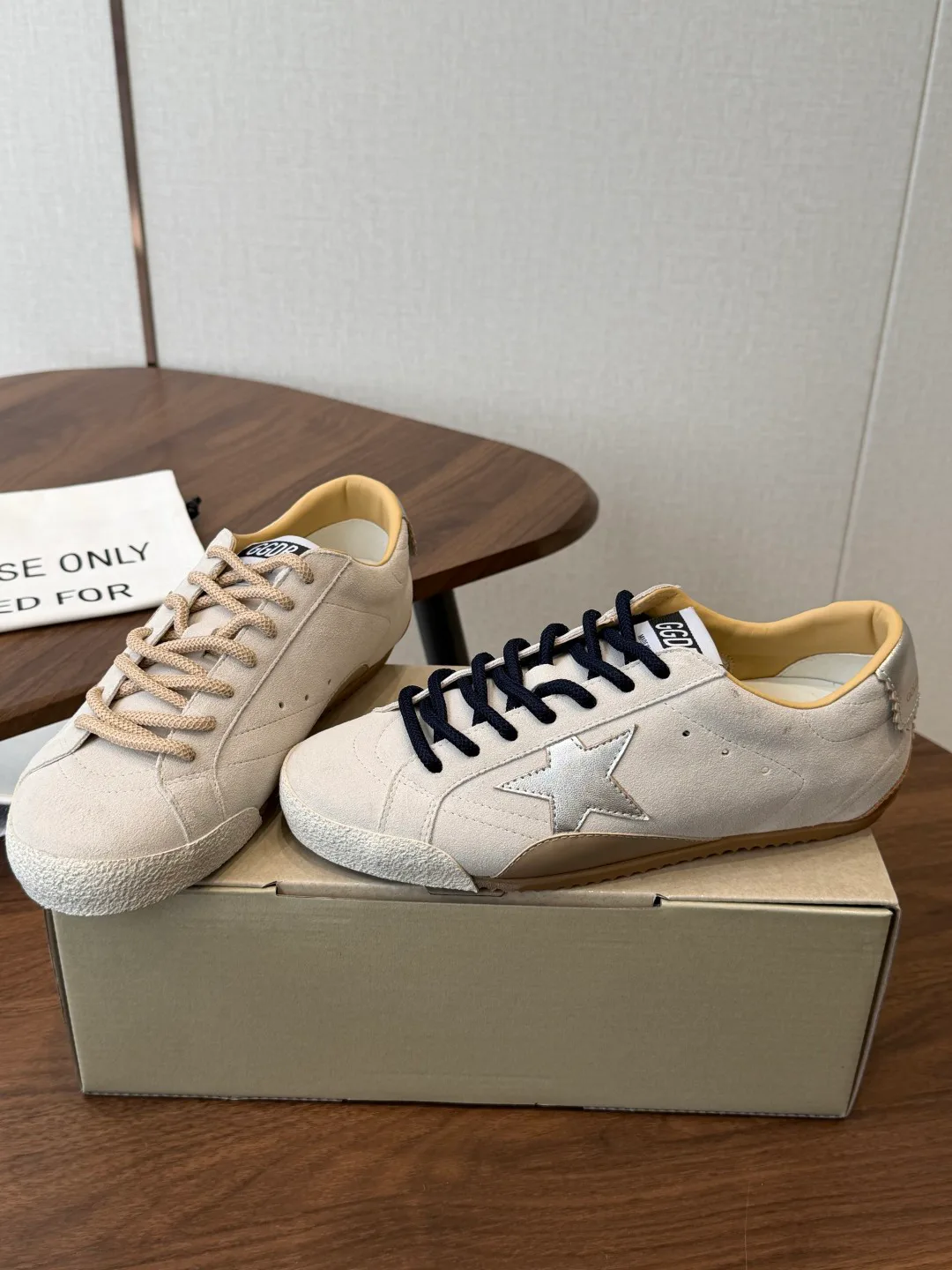 Кроссовки Женские Golden Goose 18687331