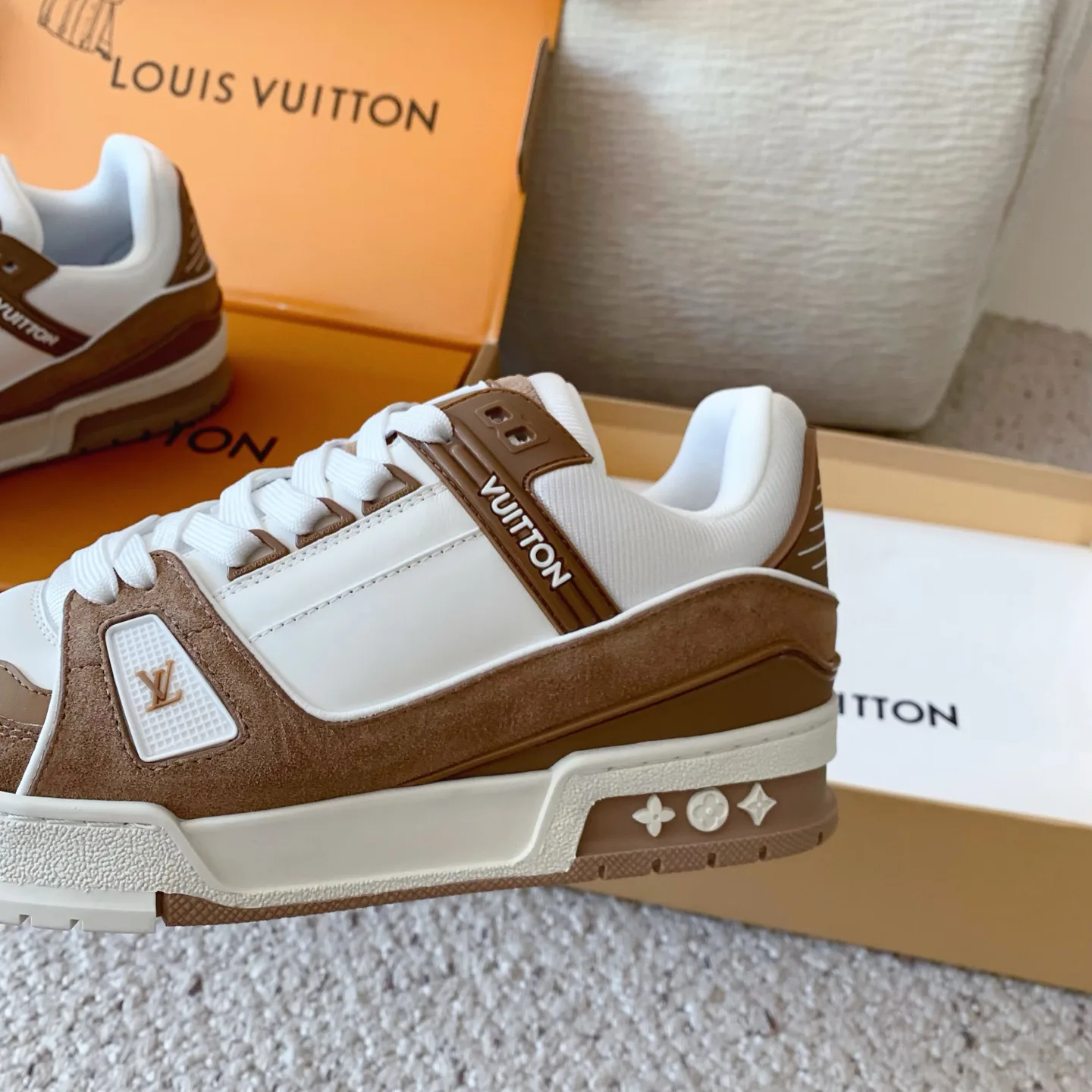 Women's Sneakers LOUIS VUITTON 18258361