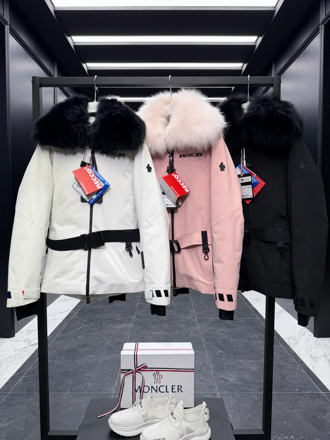 Women's Jackets And Down Jackets MONCLER 18133611