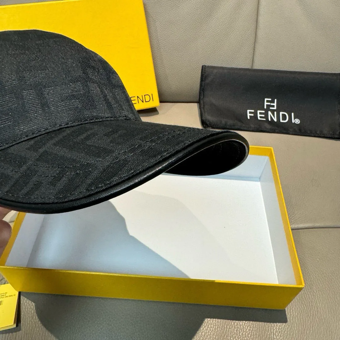 Hats FENDI 18105228