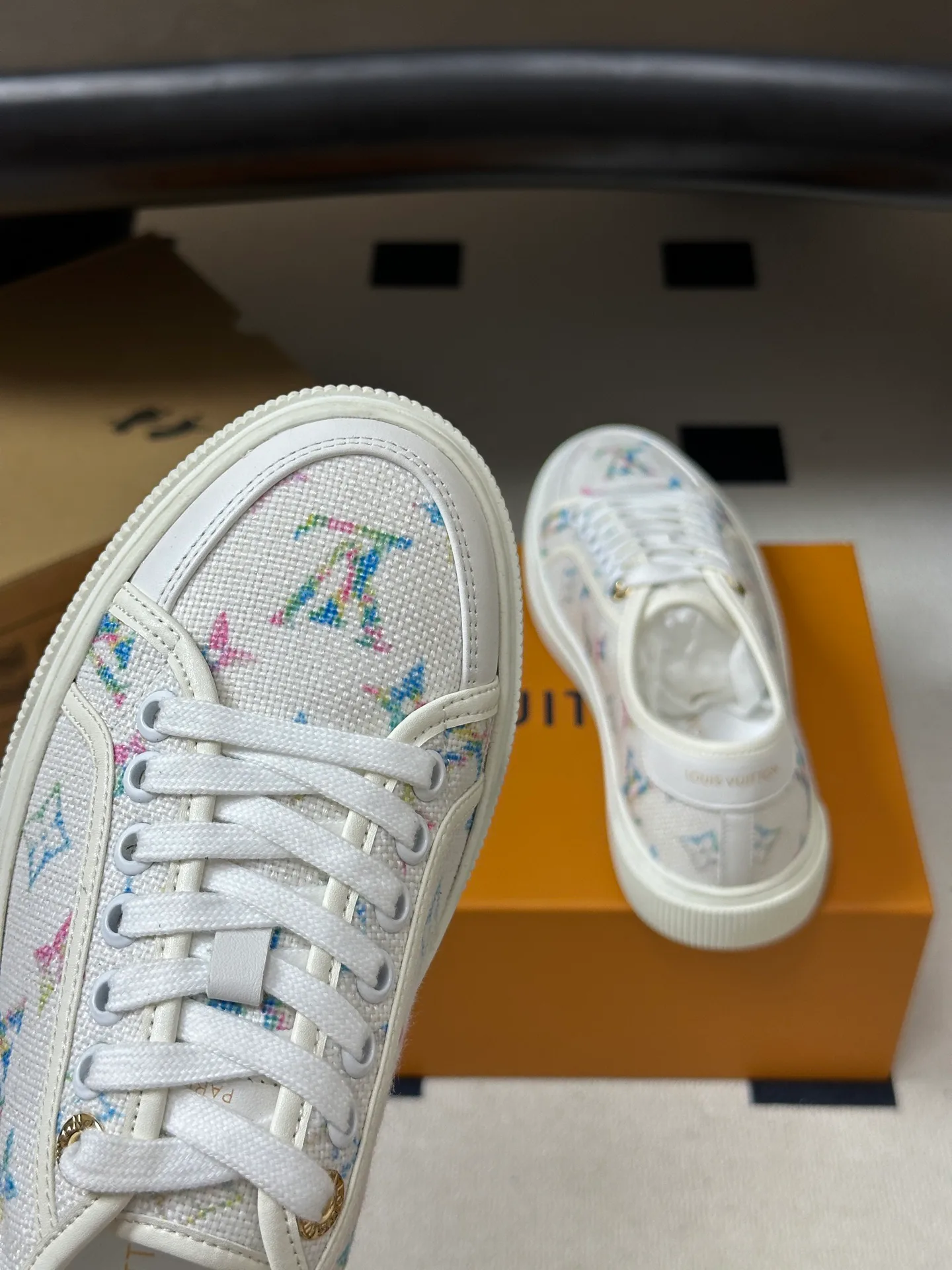 Women's Sneakers LOUIS VUITTON 18340950