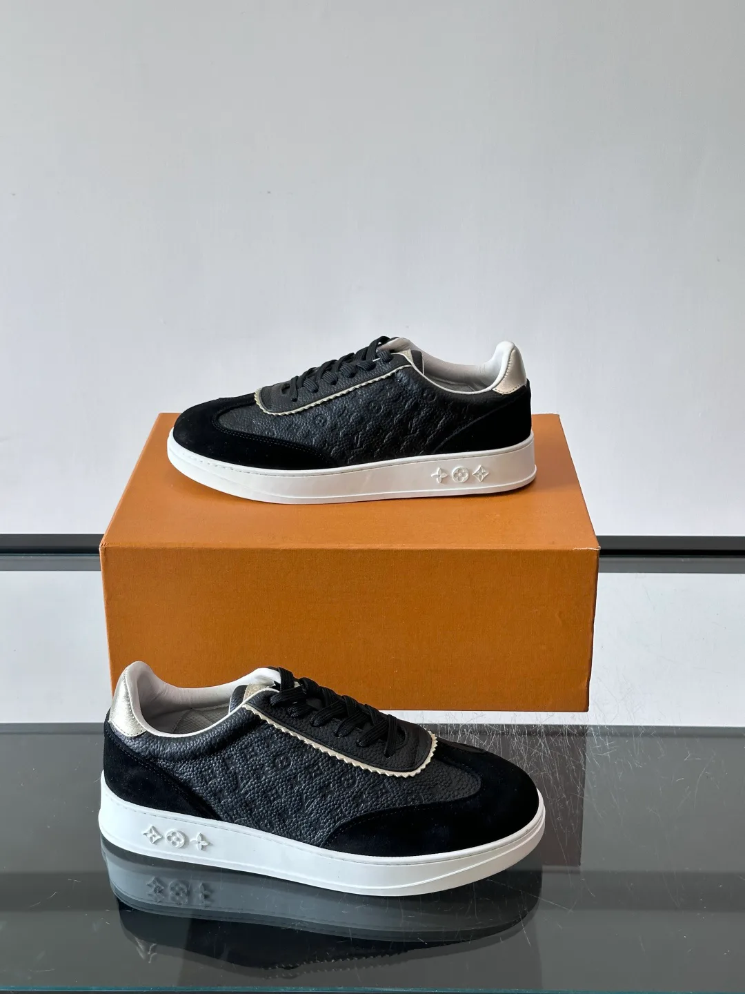 Women's Sneakers LOUIS VUITTON 17689170