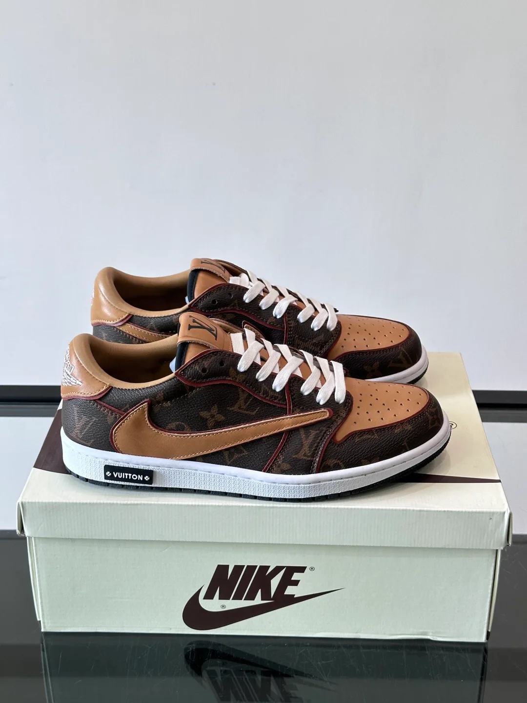 Men's Sneakers LOUIS VUITTON 18274511