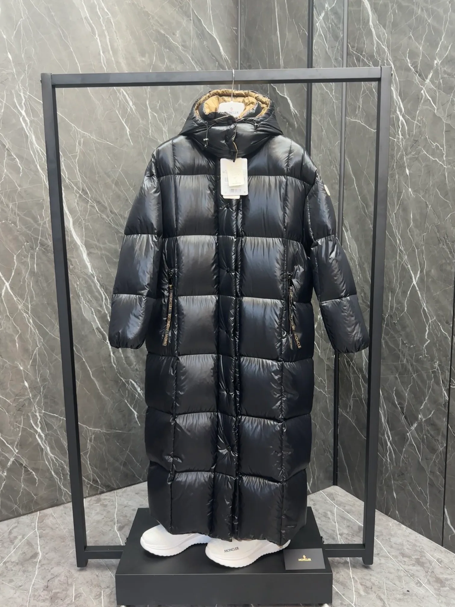 Women's Jackets And Down Jackets MONCLER 18443643