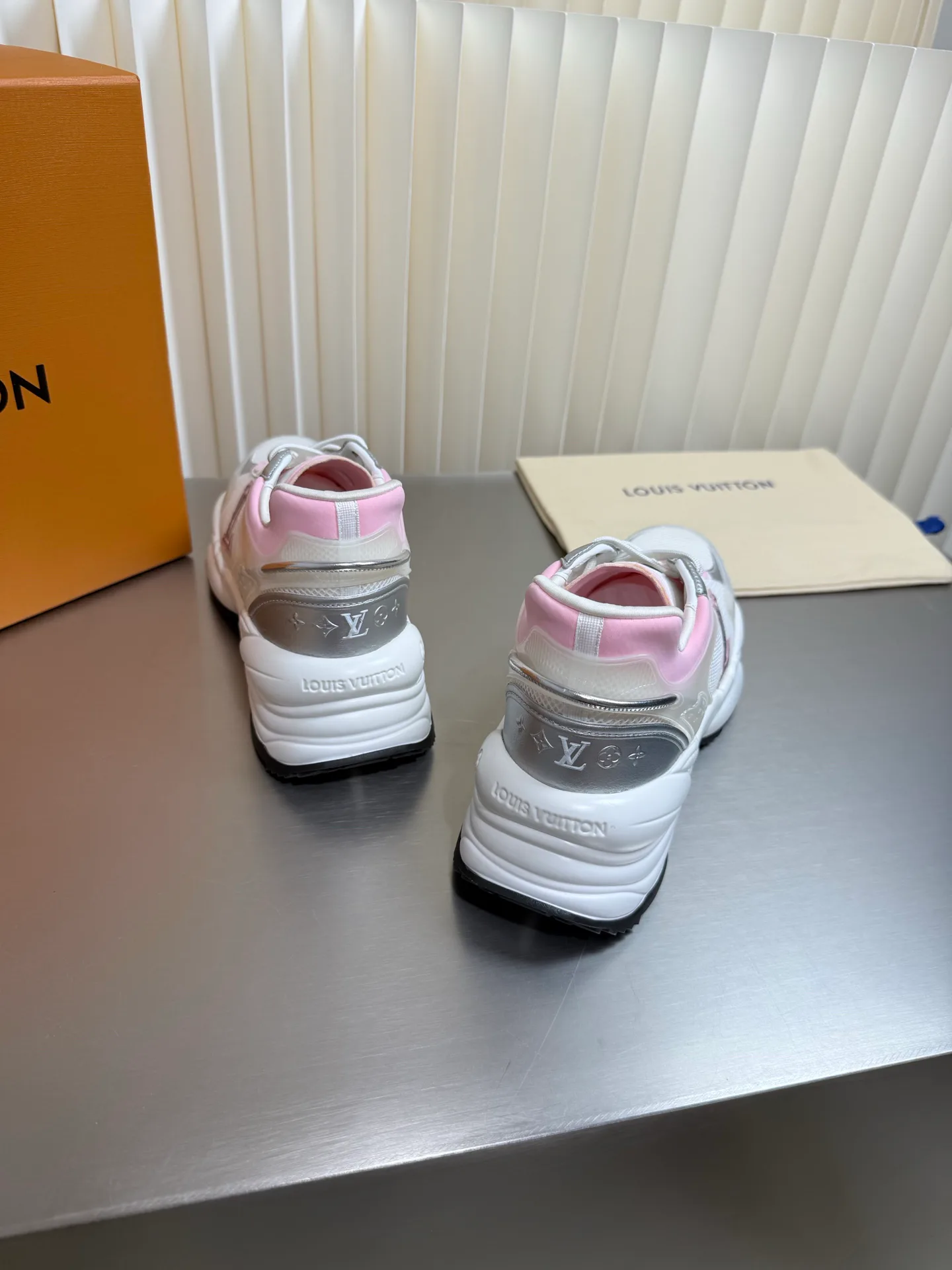 Women's Sneakers LOUIS VUITTON 17873179