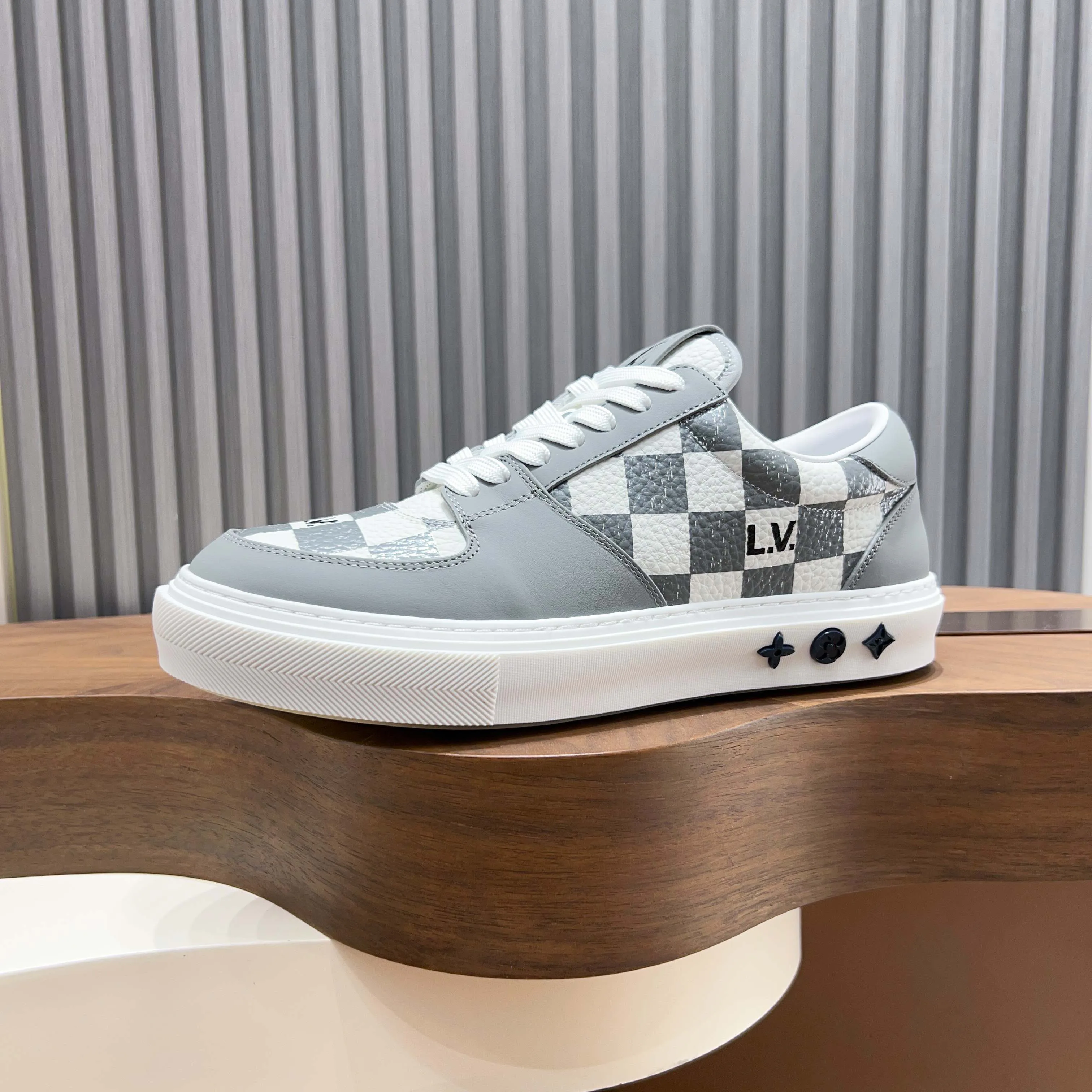 Men's Sneakers LOUIS VUITTON 18117104