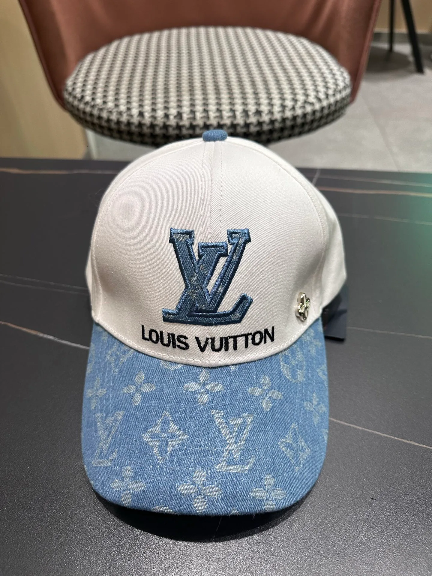 Hats LOUIS VUITTON 18478992
