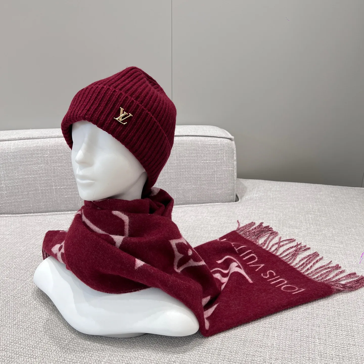 Scarves LOUIS VUITTON 18210446