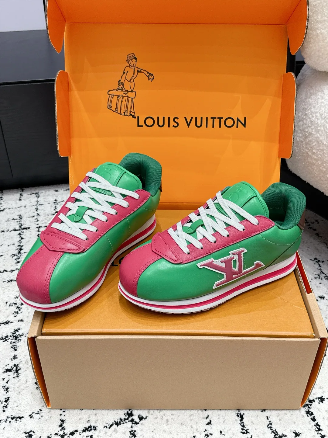 Women's Sneakers LOUIS VUITTON 18406491
