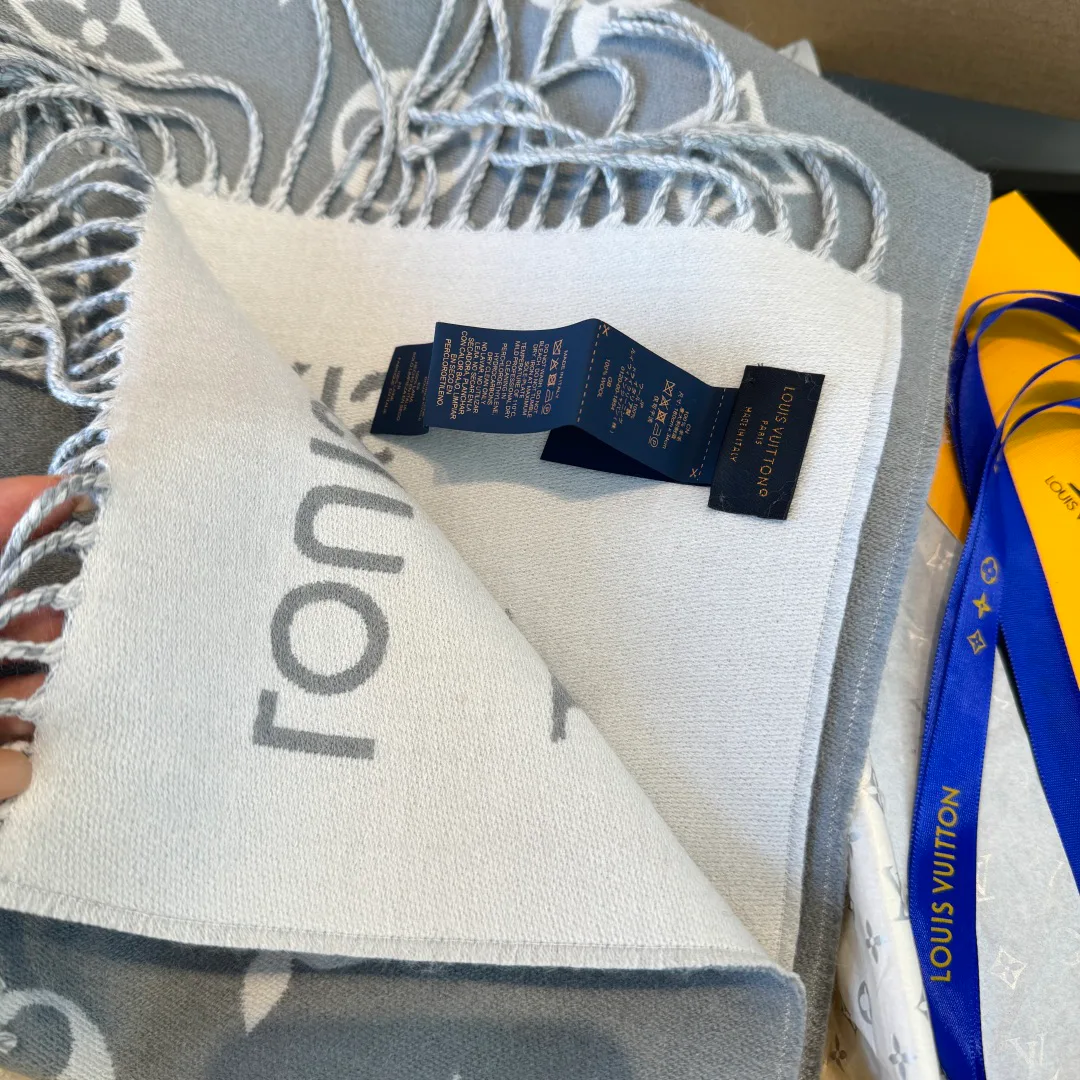 Scarves LOUIS VUITTON 17827502