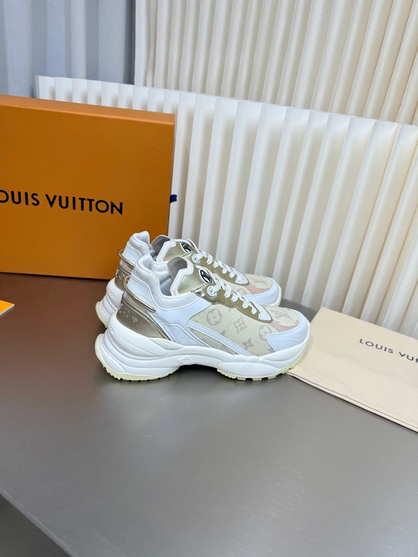Women's Sneakers LOUIS VUITTON 17873173
