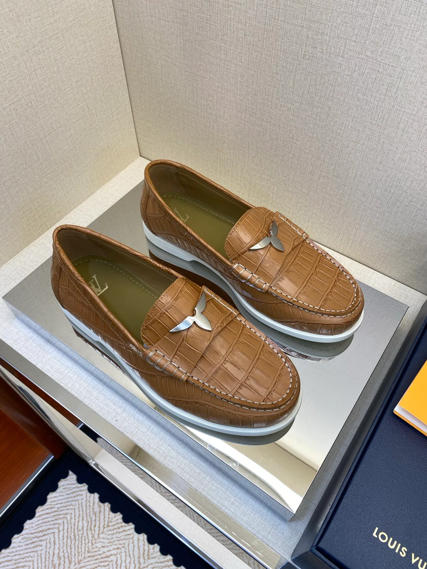 Men's Loafers And Dress Shoes LOUIS VUITTON 18468215