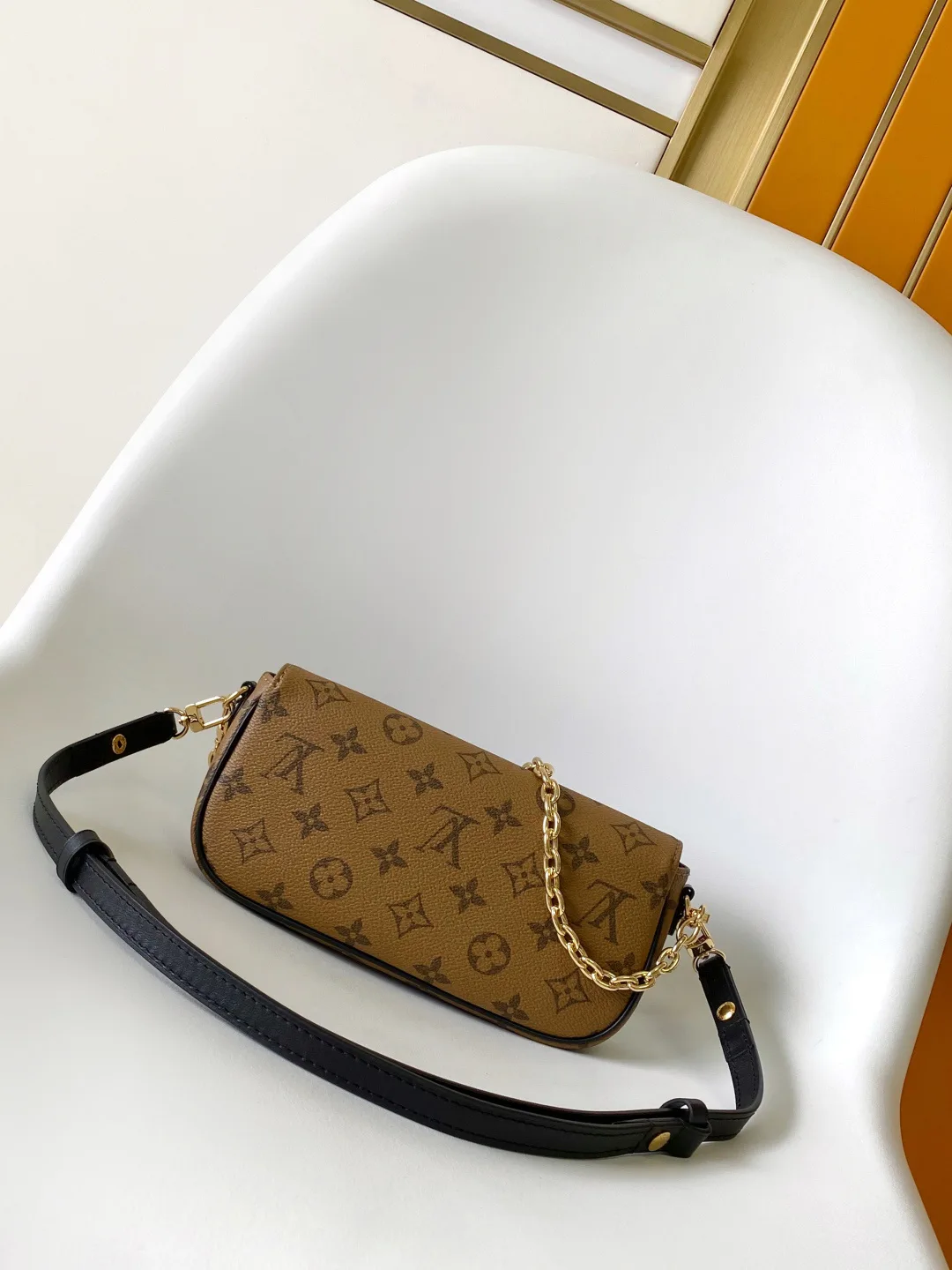 Women's Shoulder Bags LOUIS VUITTON 17949182