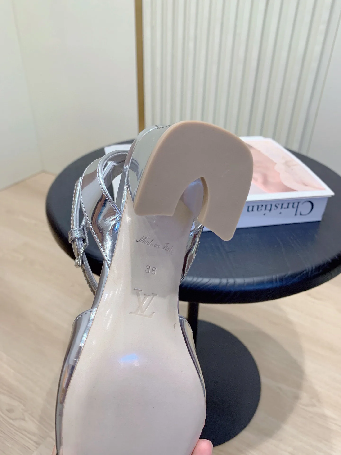 Women's Open-Toe Sandals LOUIS VUITTON 18365602