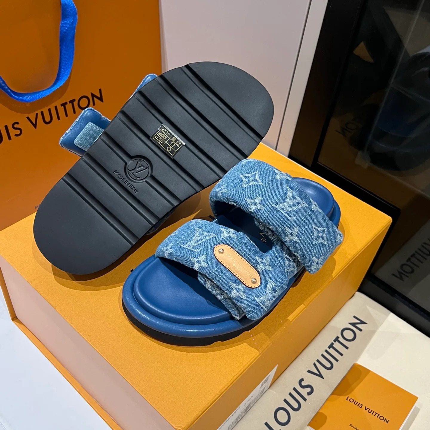 Women's Flip-Flops LOUIS VUITTON 17608427