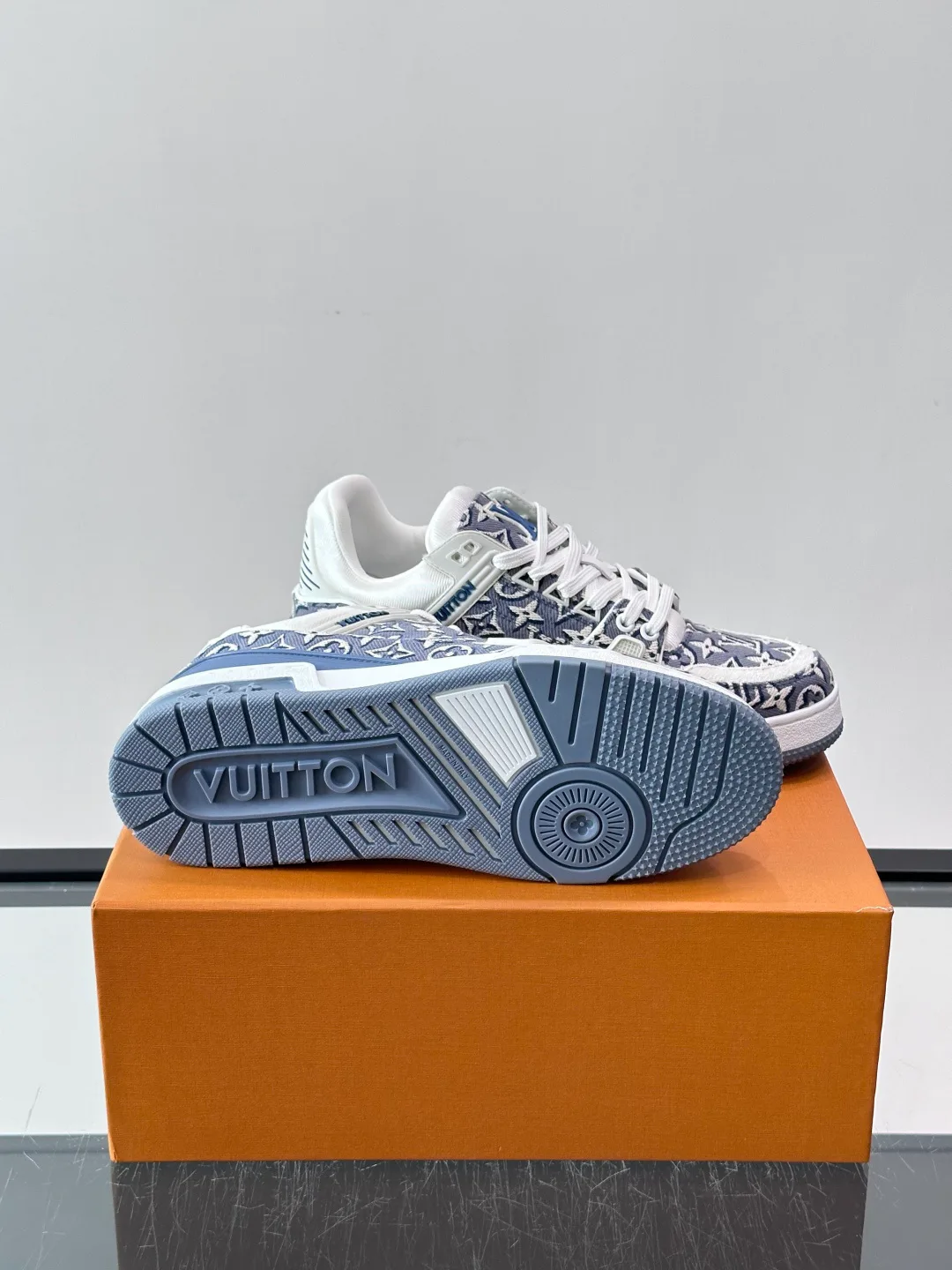 Women's Sneakers LOUIS VUITTON 18039738
