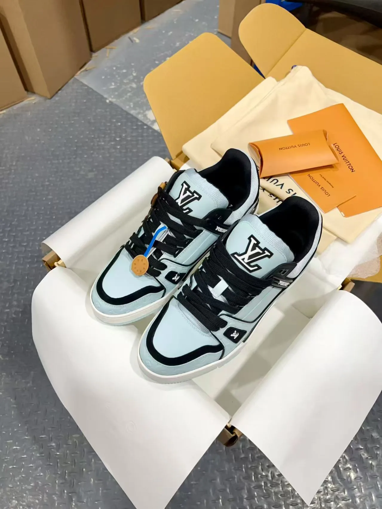 Men's Sneakers LOUIS VUITTON 18170757