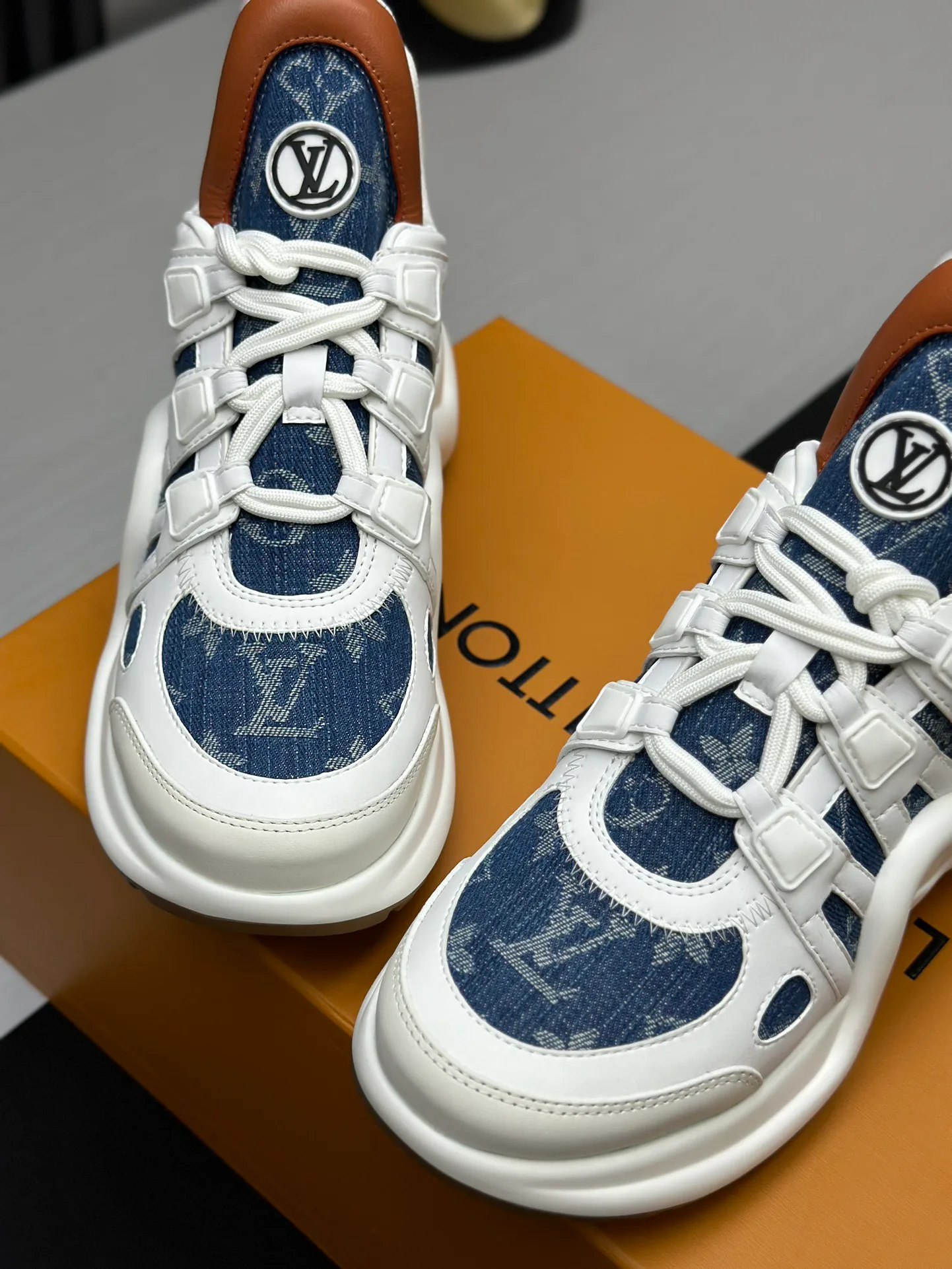 Women's Sneakers LOUIS VUITTON 18212002