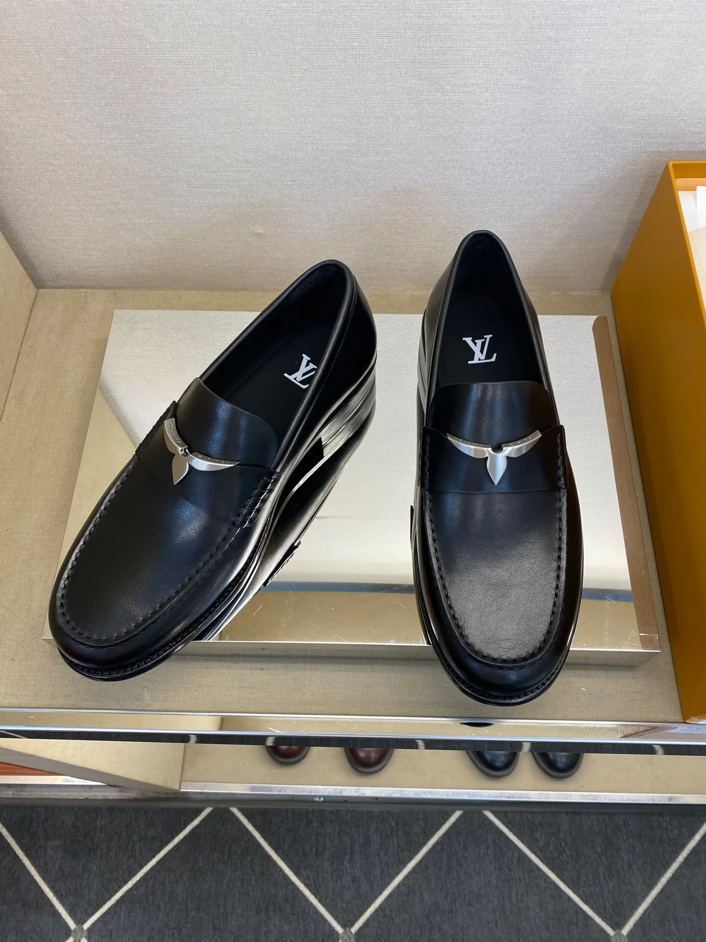 Men's Loafers And Dress Shoes LOUIS VUITTON 18079149
