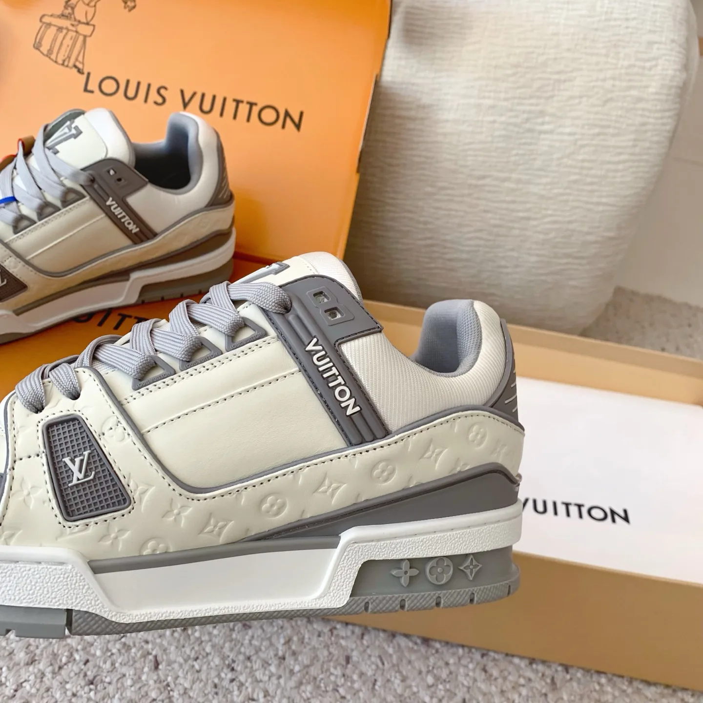 Women's Sneakers LOUIS VUITTON 18258368