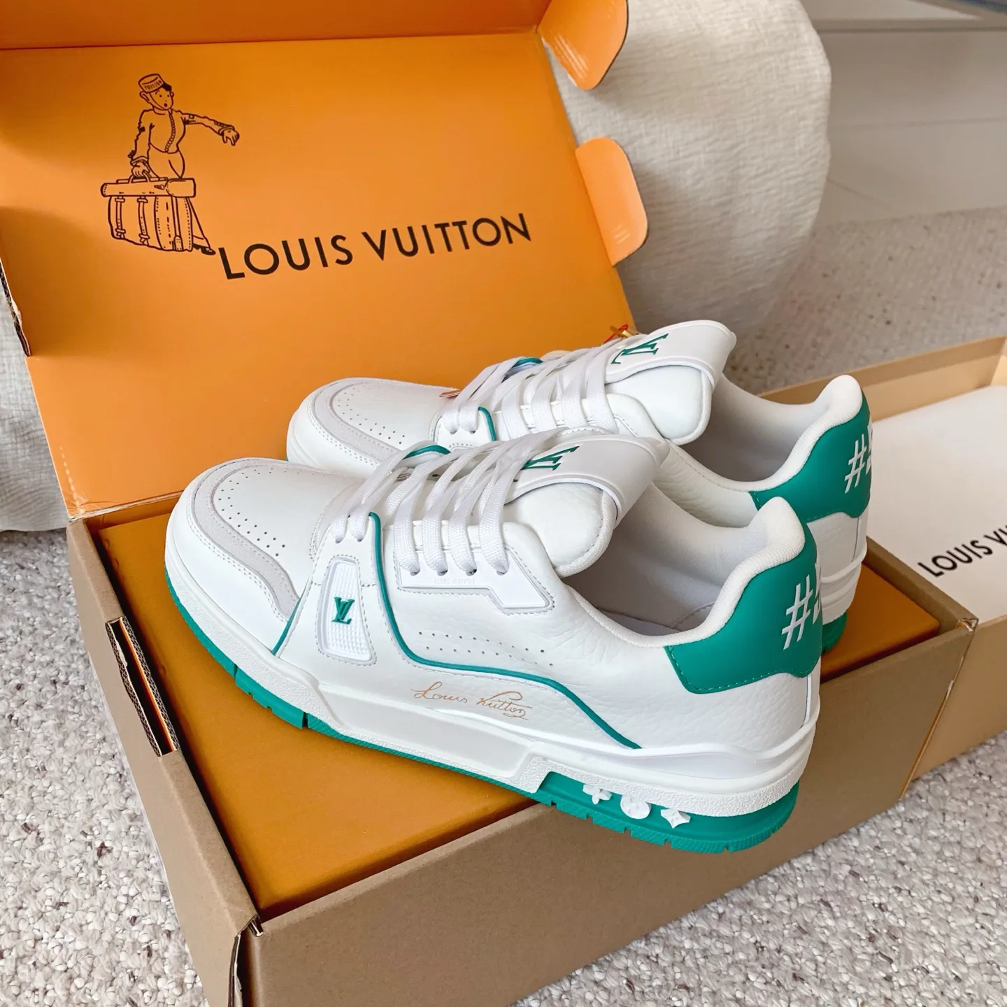 Women's Sneakers LOUIS VUITTON 18375830