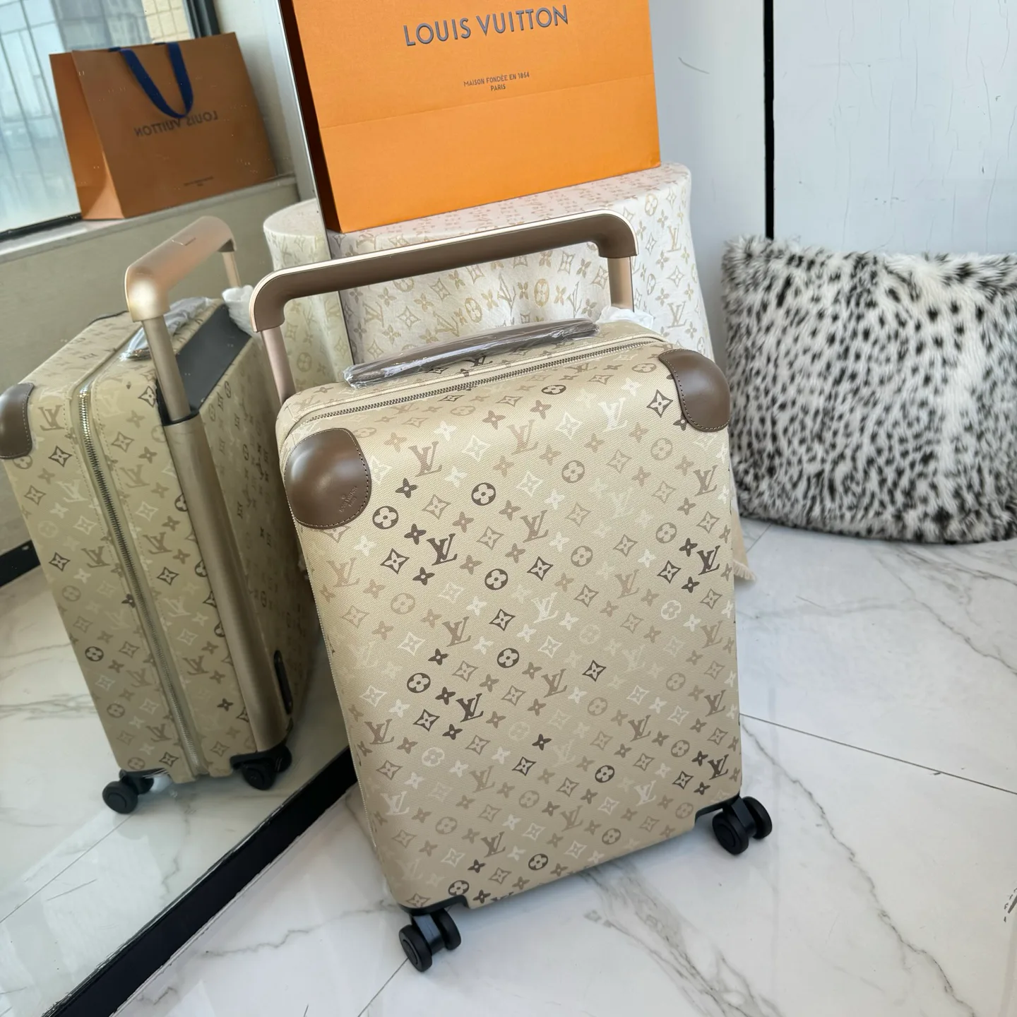 Suitcases LOUIS VUITTON 17675231