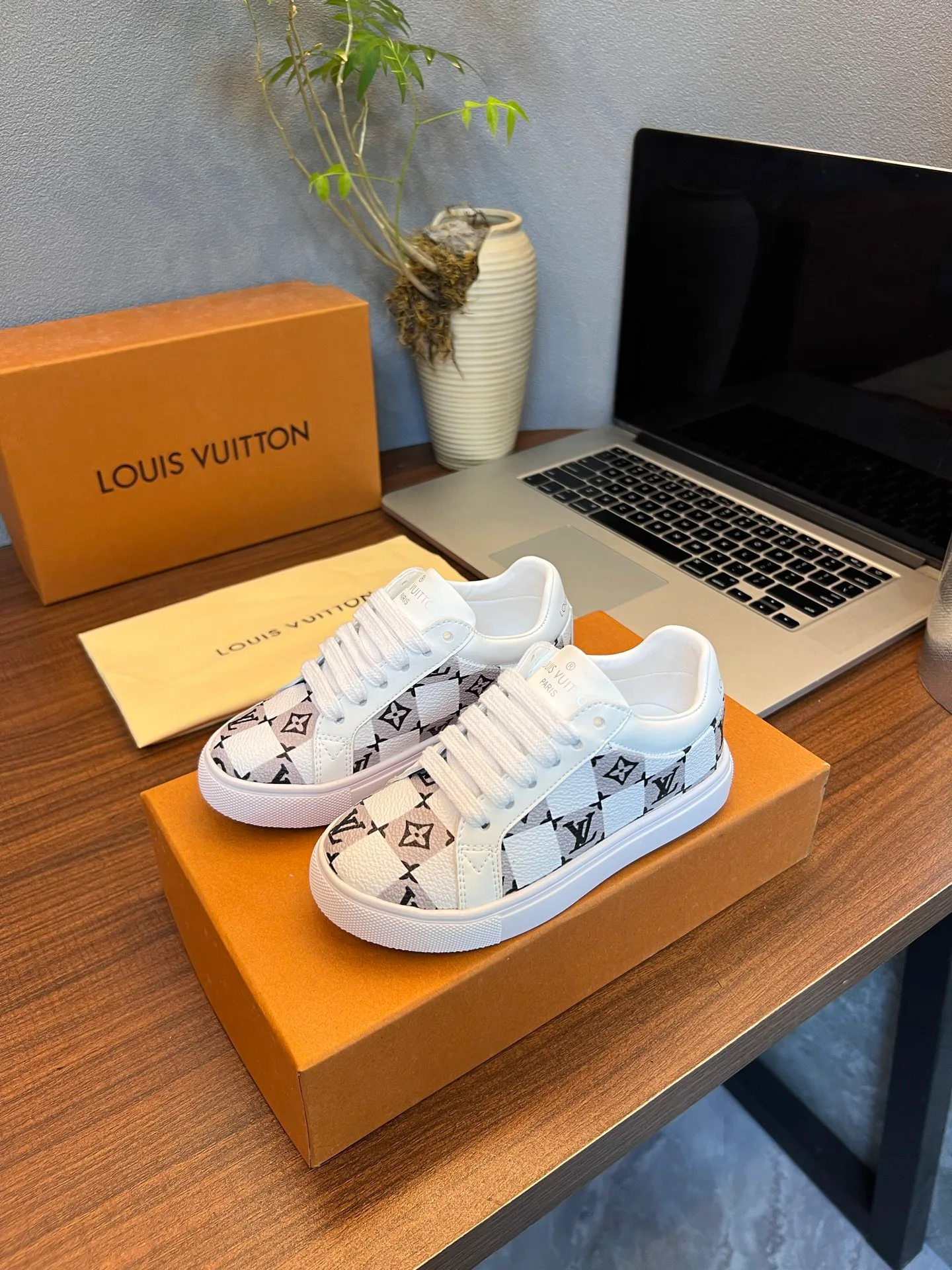 Women's Sneakers LOUIS VUITTON 18077545