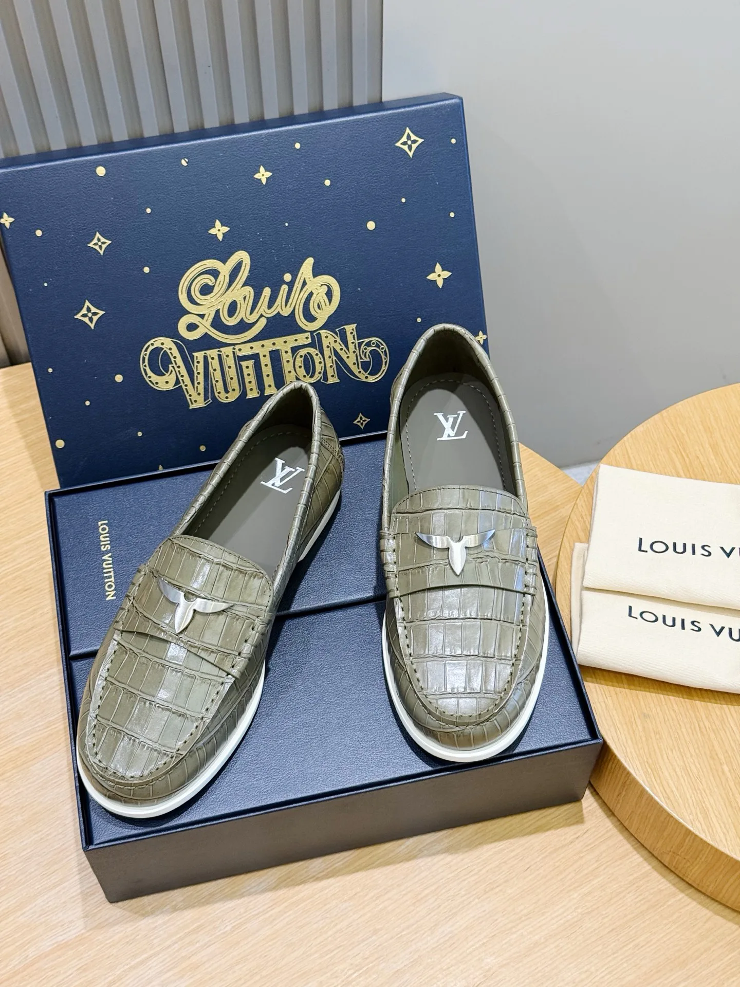 Women's Loafers And Moccasins LOUIS VUITTON 17914085