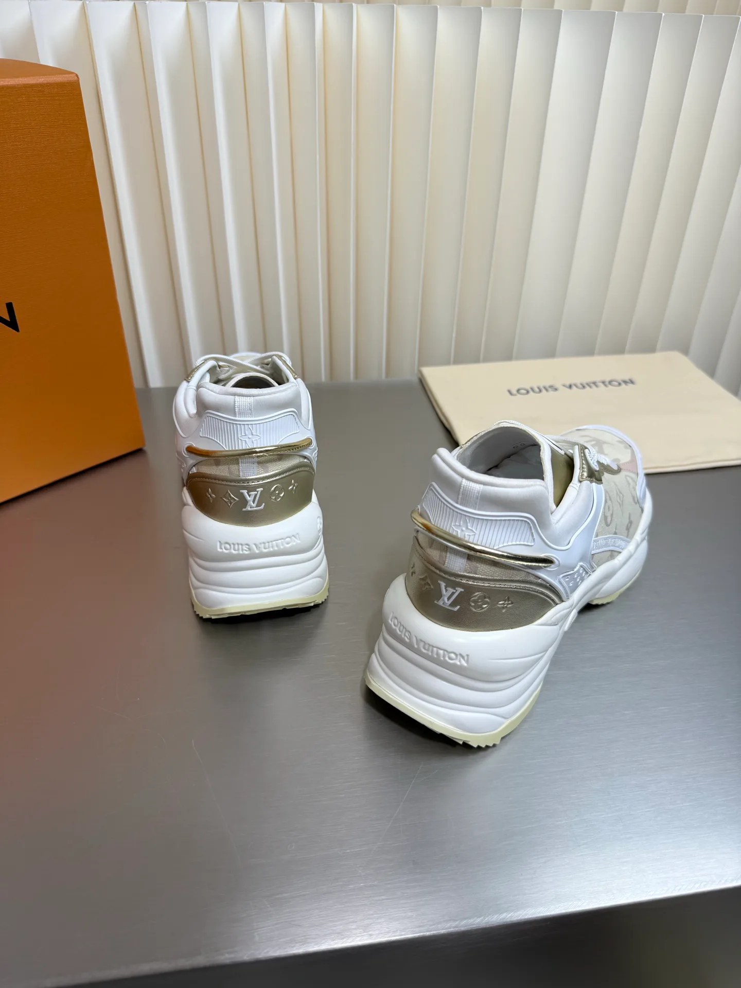 Women's Sneakers LOUIS VUITTON 17873173