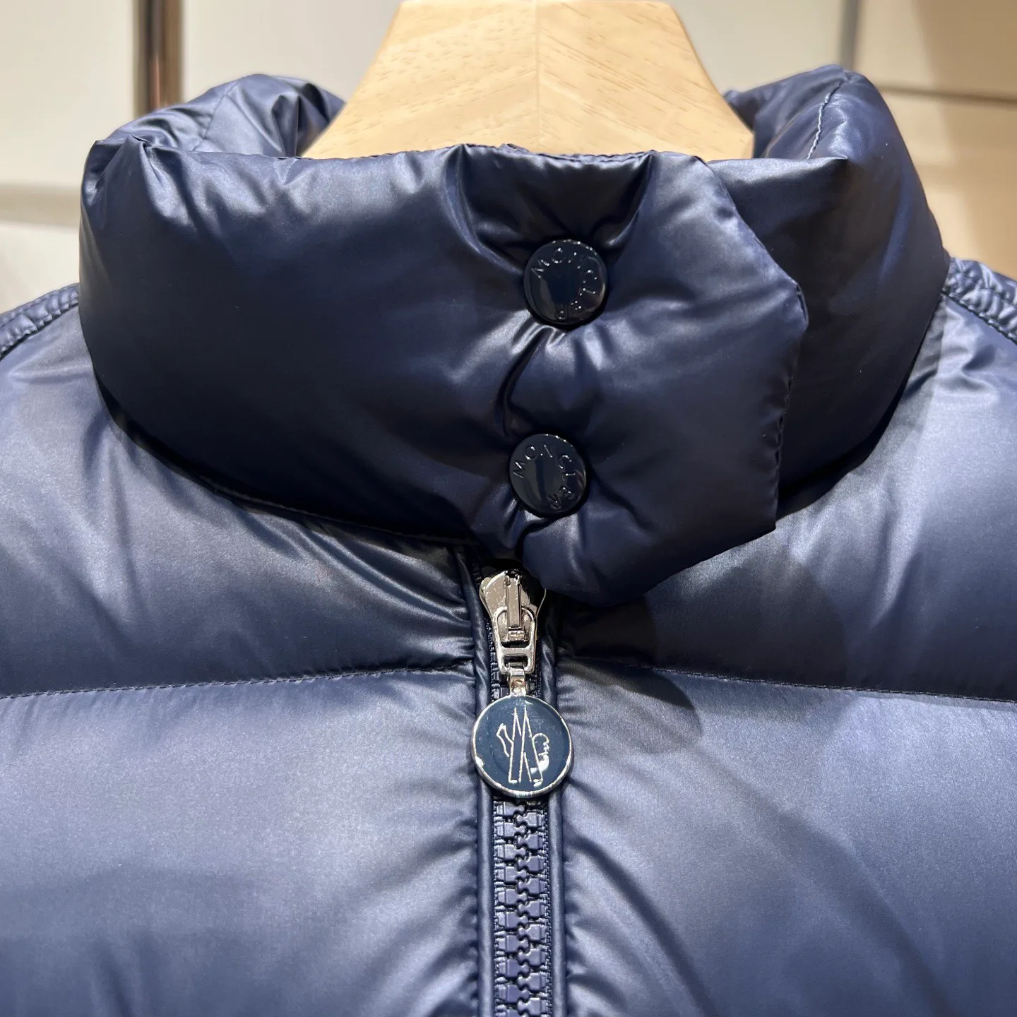 Women's Jackets And Down Jackets MONCLER 18284058