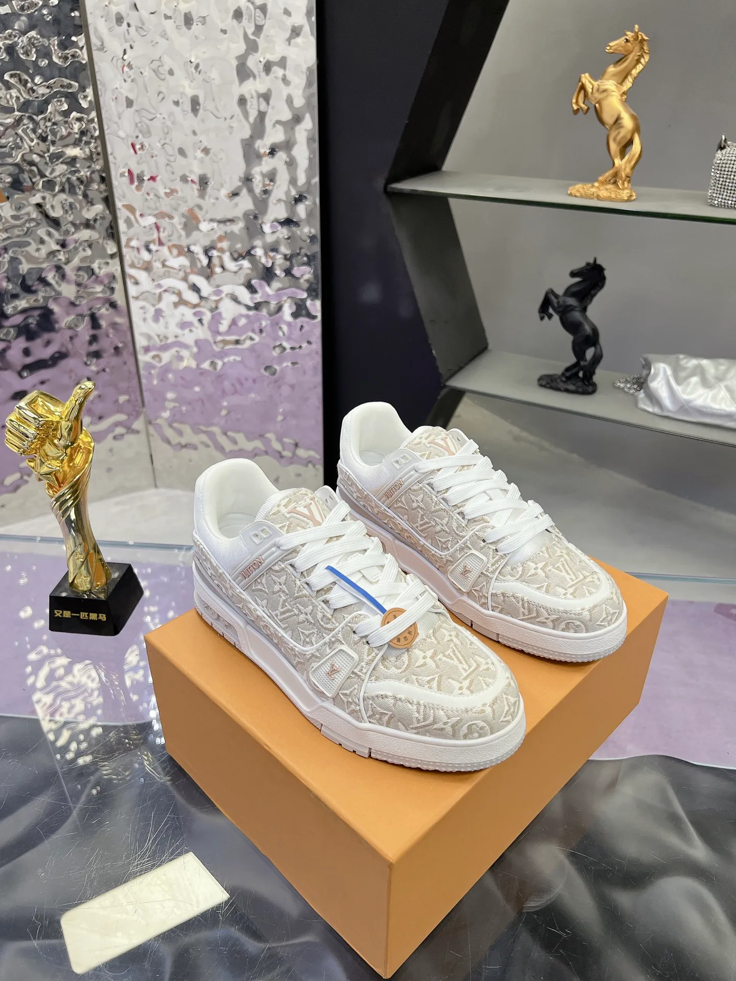 Men's Sneakers LOUIS VUITTON 17635618