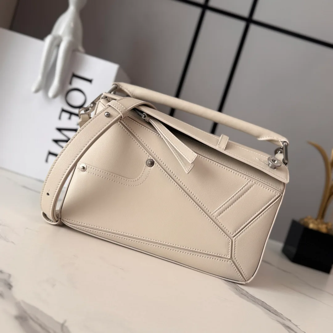 Women's Classic Handbags LOEWE 18004238