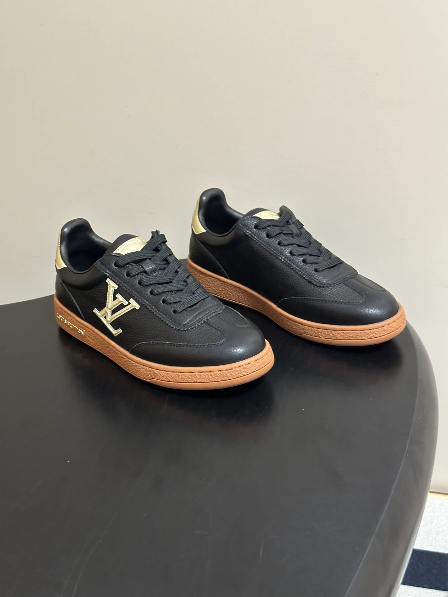 Women's Sneakers LOUIS VUITTON 18340951
