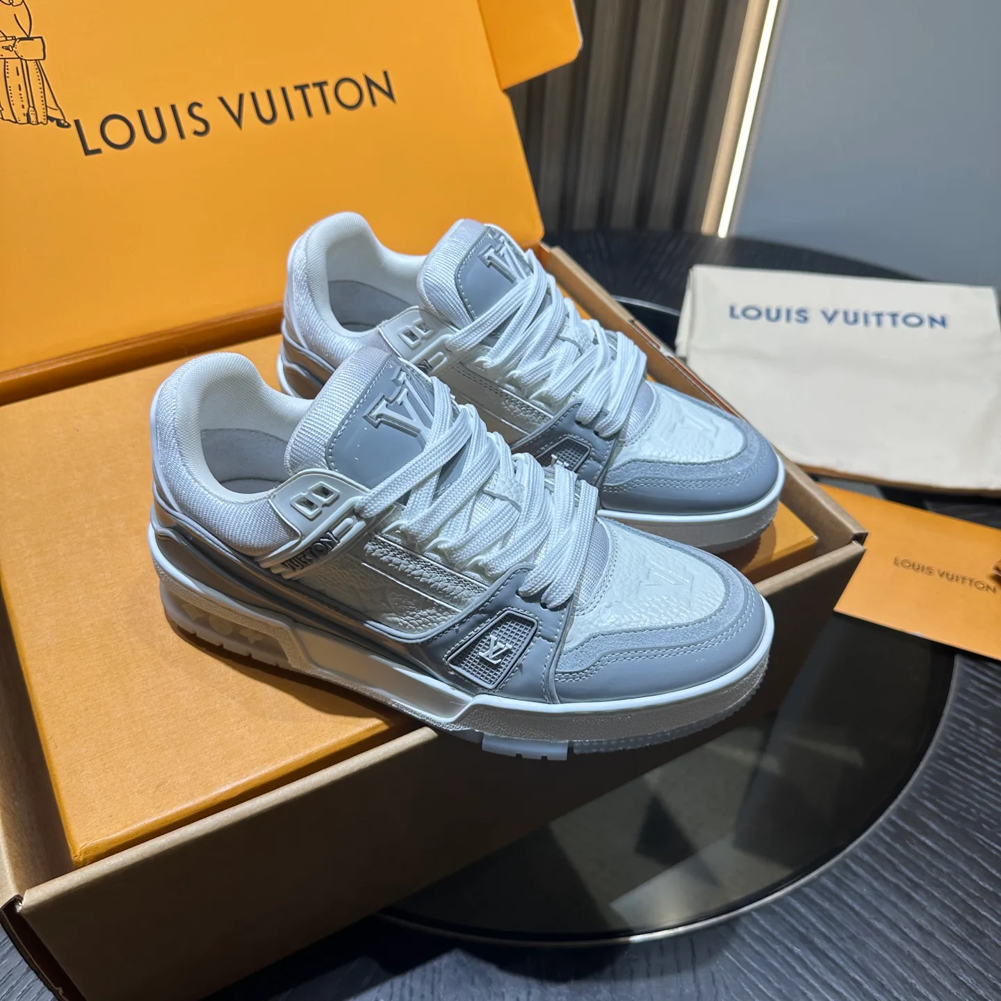 Women's Sneakers LOUIS VUITTON 18192490