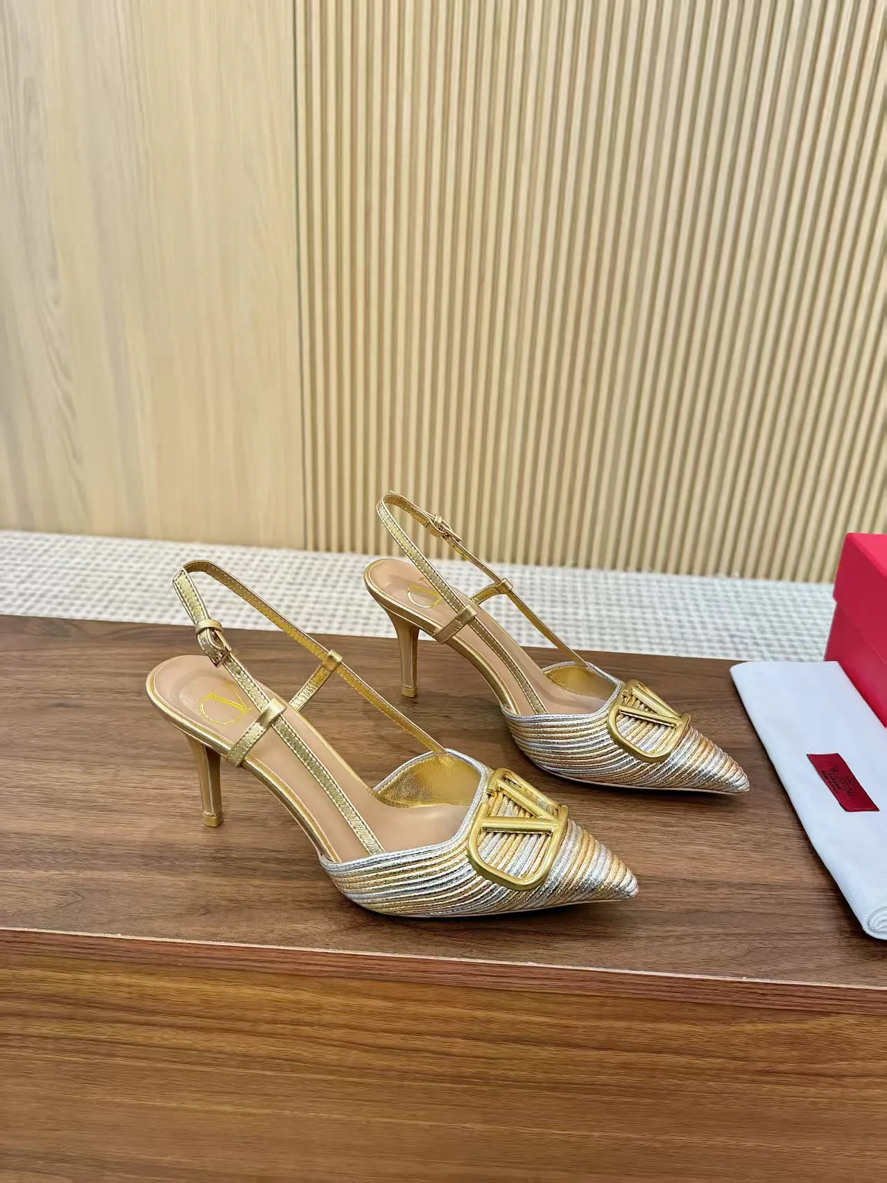Women's Open-Toe Sandals VALENTINO 17956881