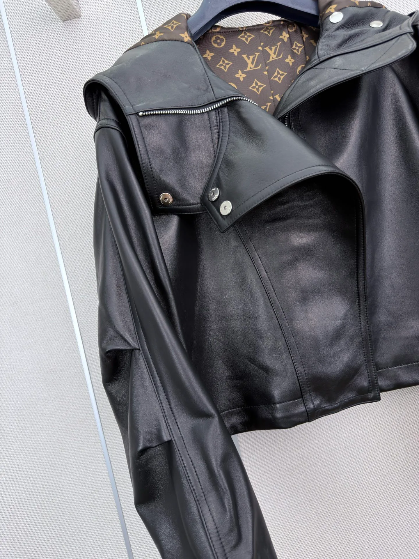 Women's Leather Jackets And Sheepskin Coats LOUIS VUITTON 18113275