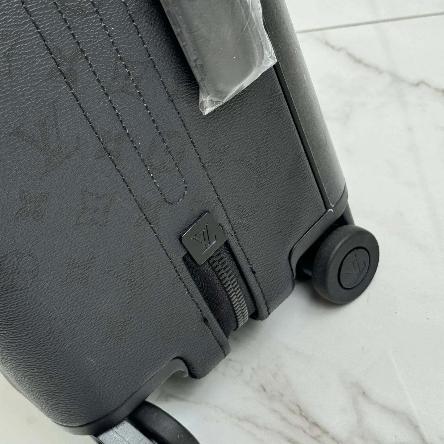 Suitcases LOUIS VUITTON 17801471