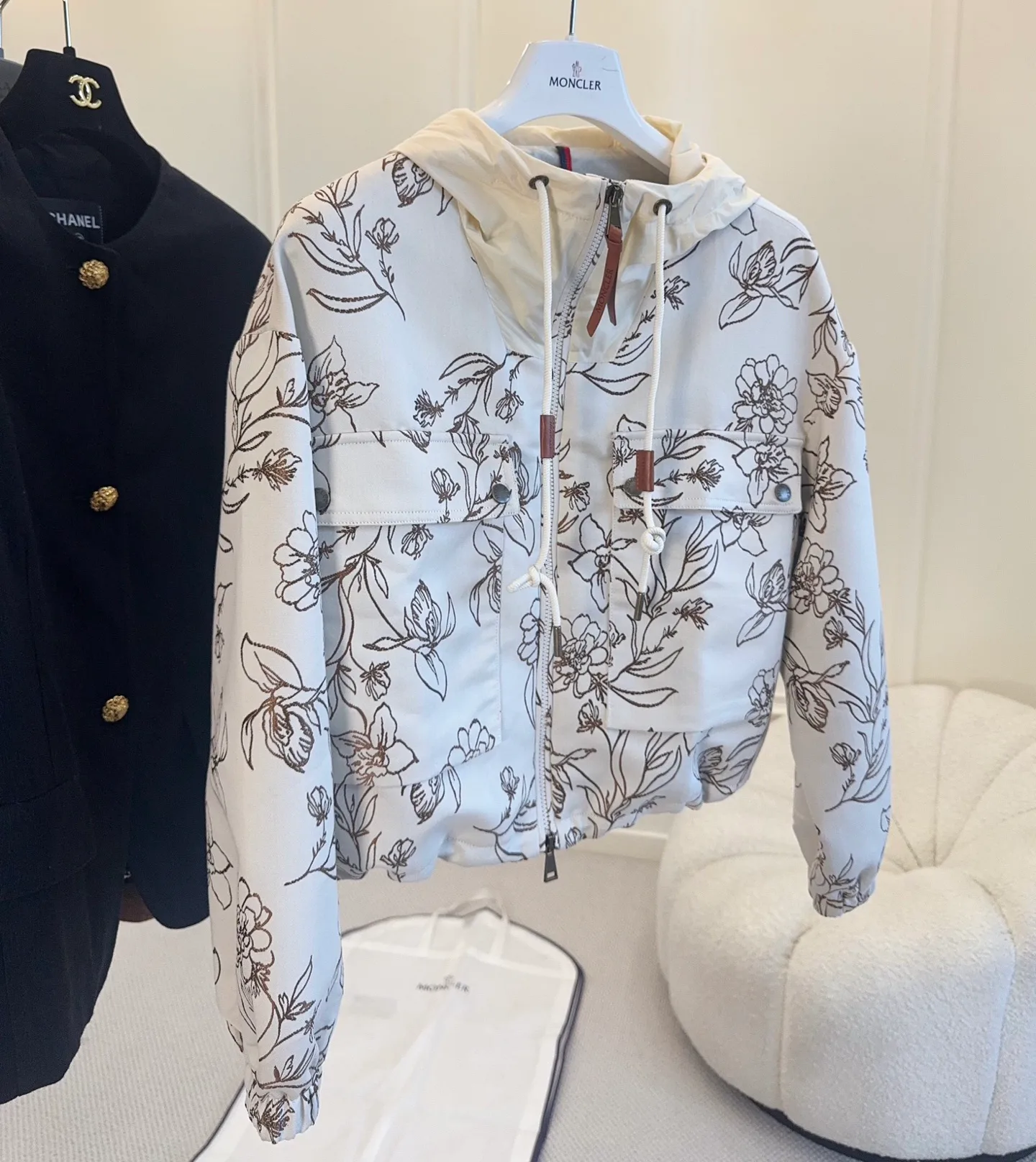 Women's Jackets And Down Jackets MONCLER 17960280