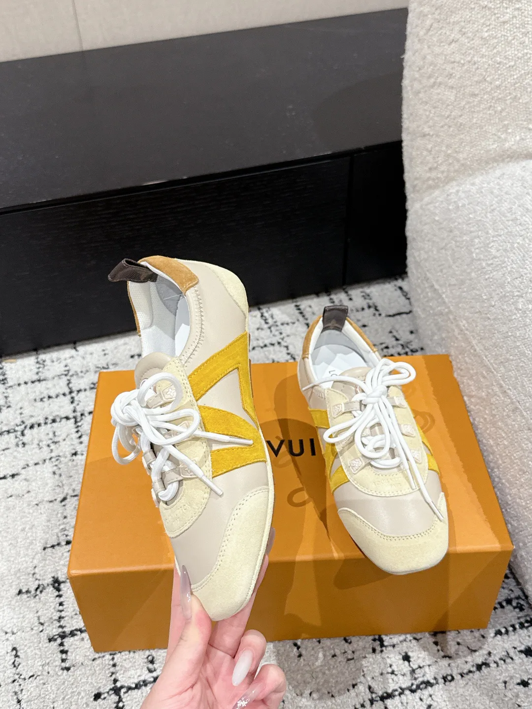 Women's Sneakers LOUIS VUITTON 18409754