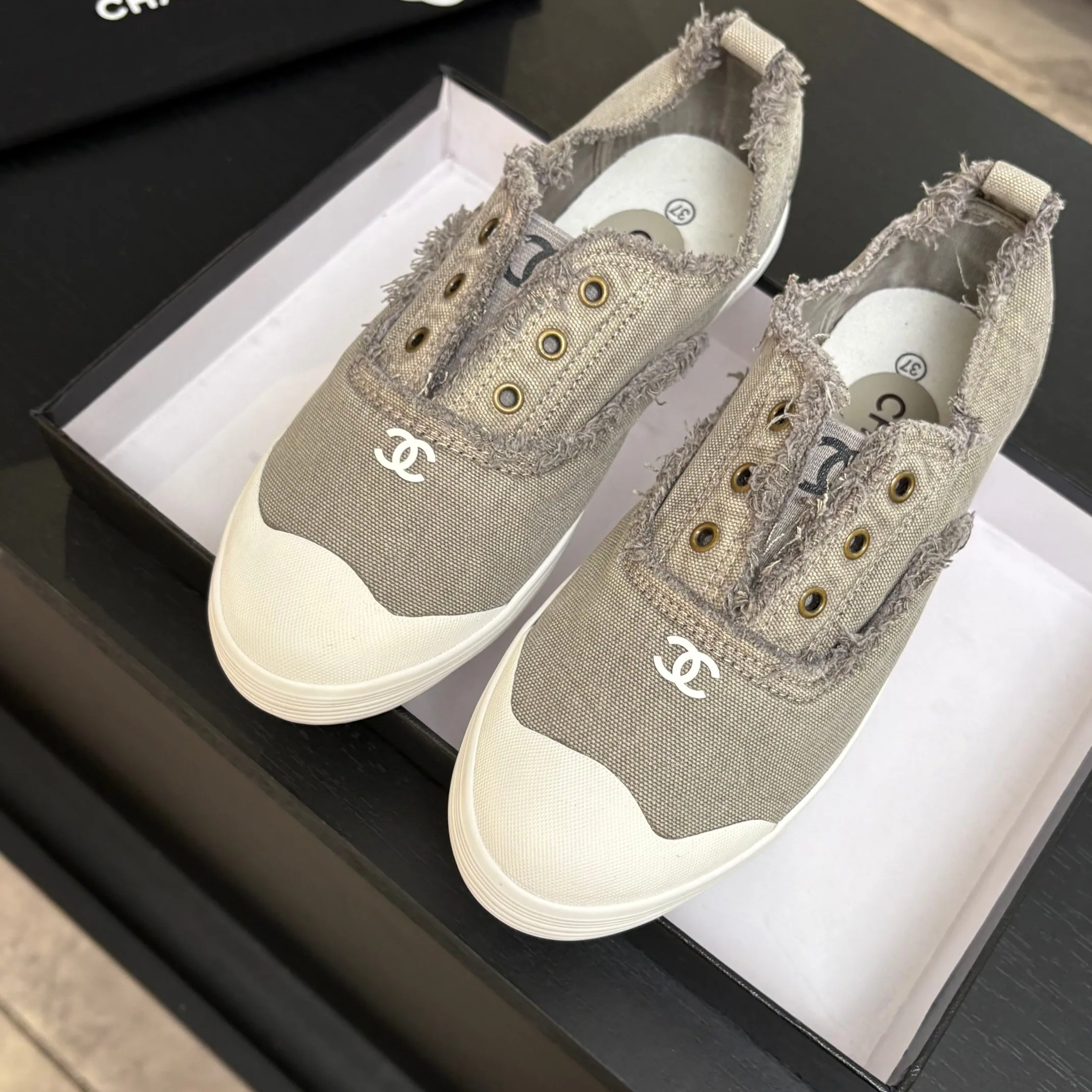 Women's Sneakers CHANEL 18062814