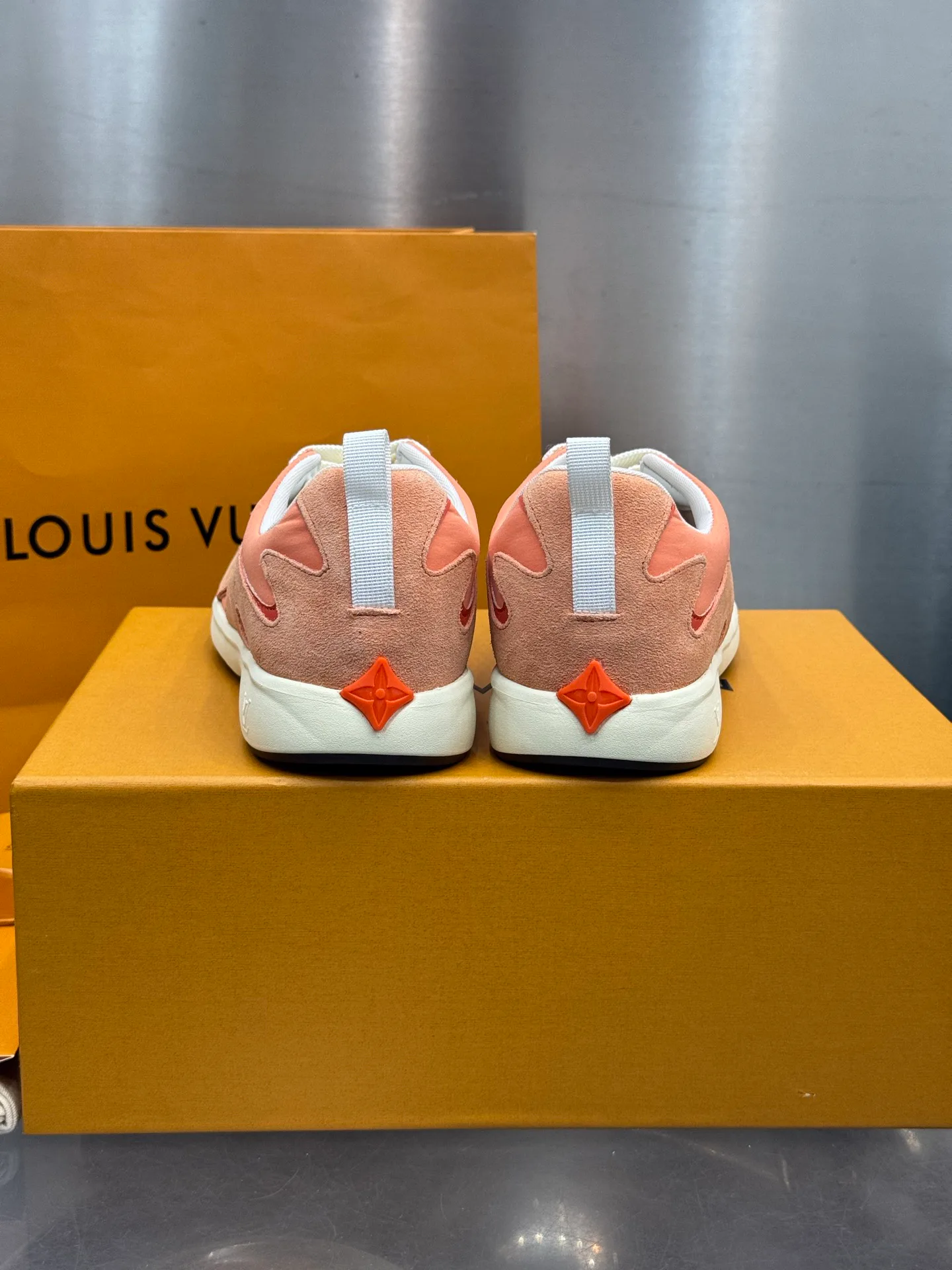 Men's Sneakers LOUIS VUITTON 18202639