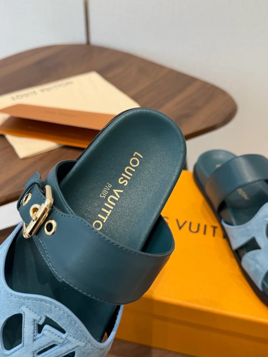 Шлепанцы Женские Louis Vuitton 18687520