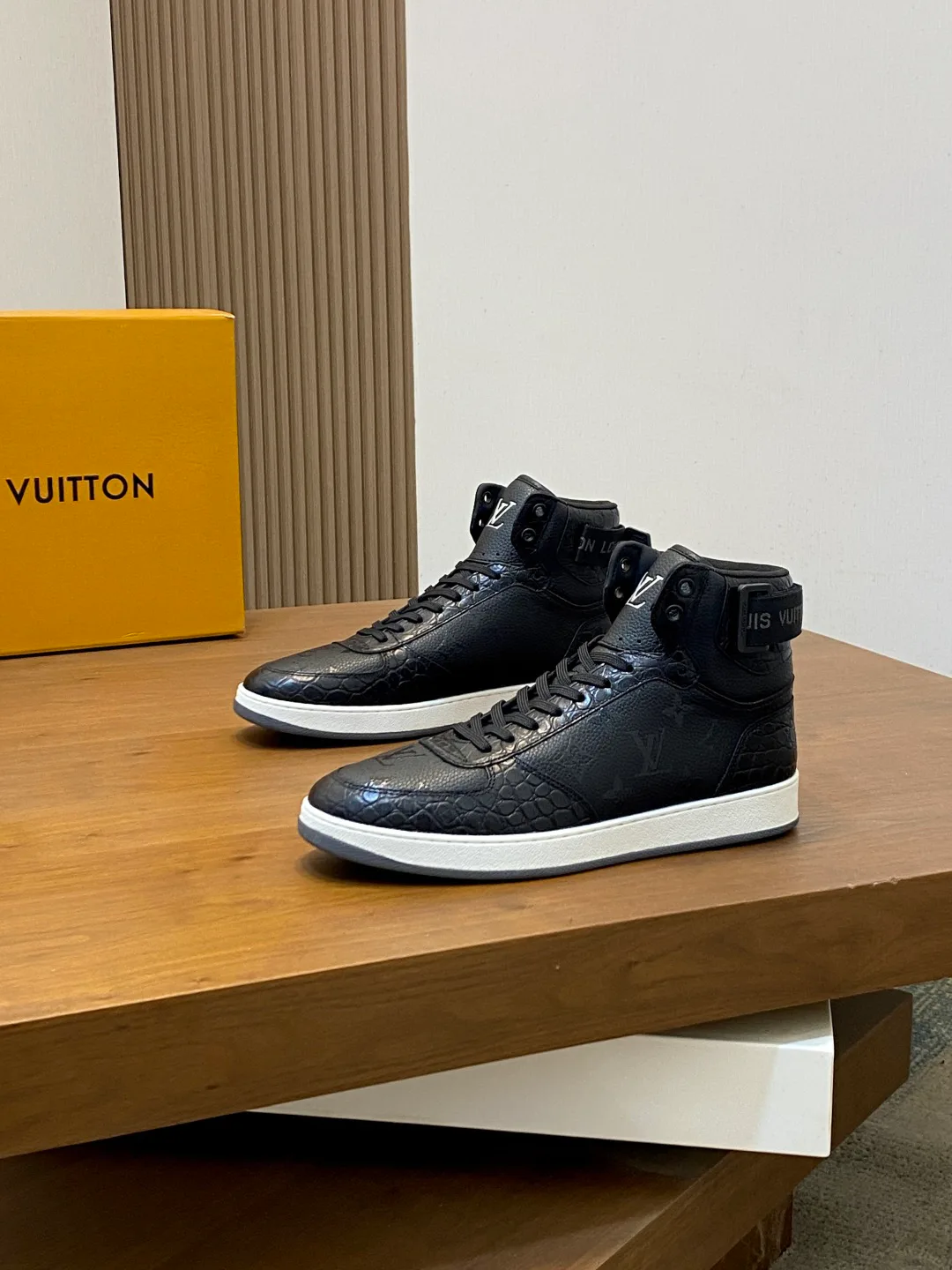 Men's Sneakers LOUIS VUITTON 18265100