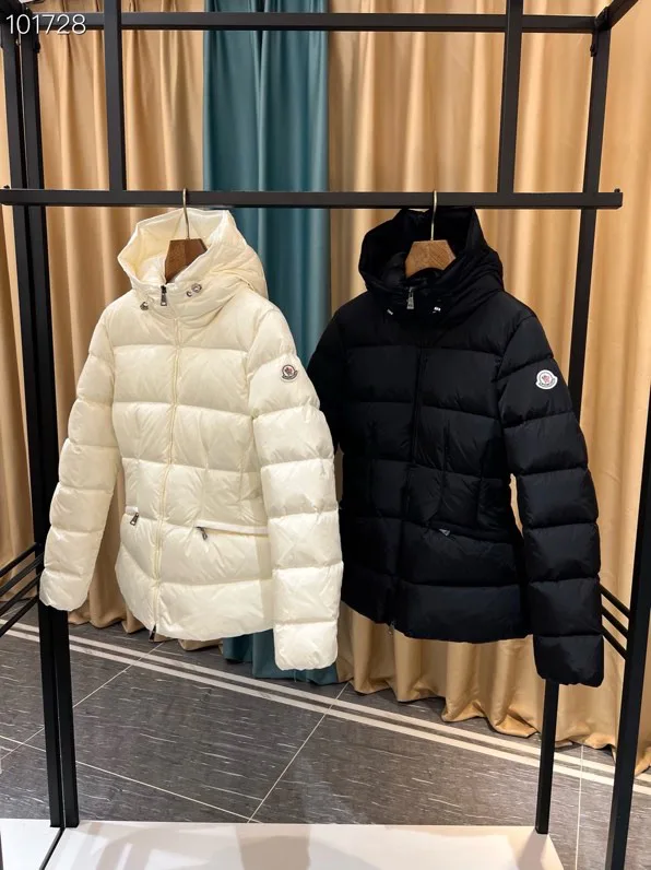 Women's Jackets And Down Jackets MONCLER 17964594