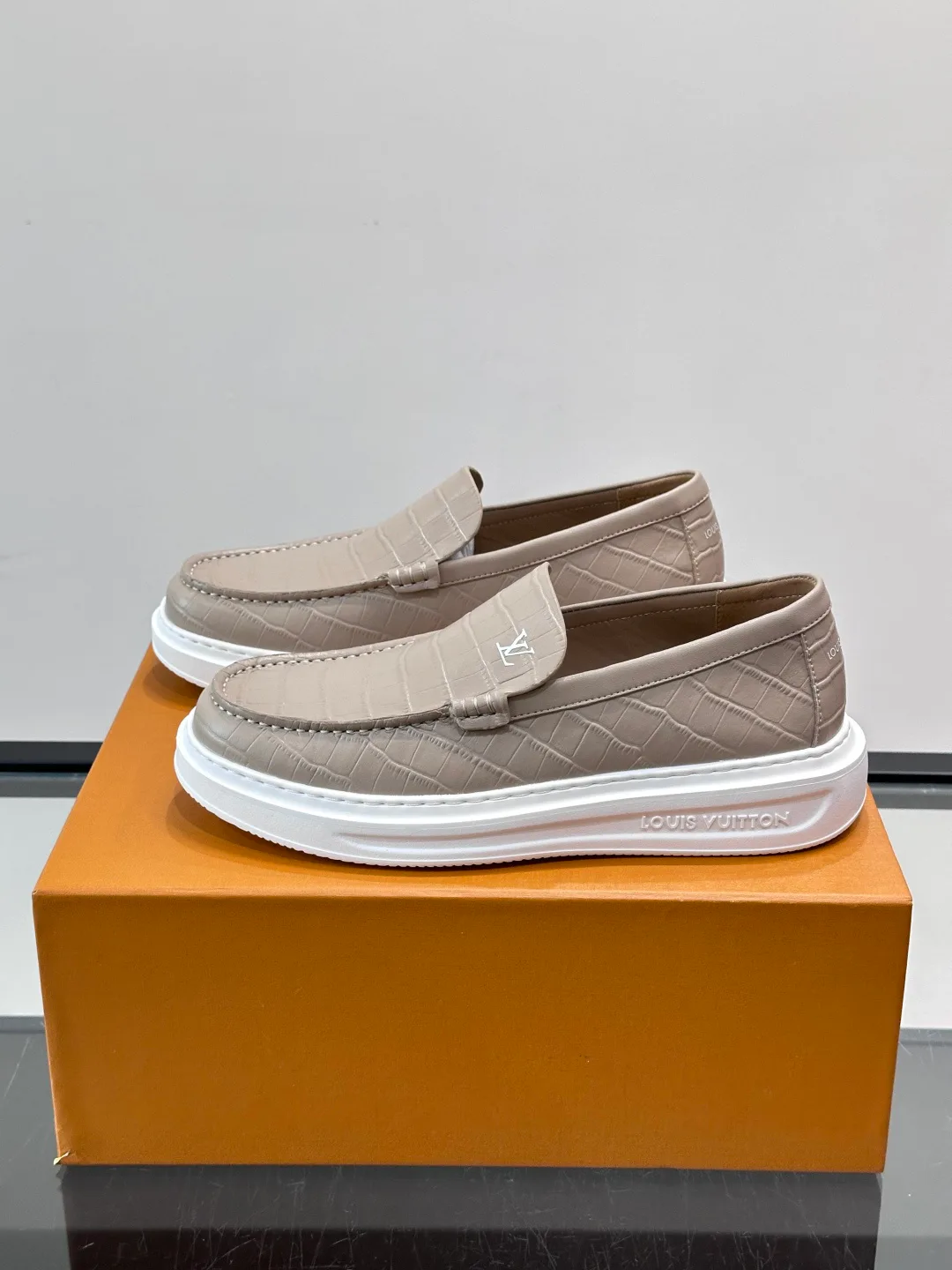 Men's Loafers And Dress Shoes LOUIS VUITTON 17806105